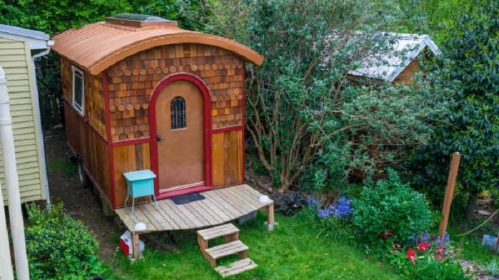 Lina Menard’s Lucky Penny Tiny House Looks Like a Fairytale Caravan!