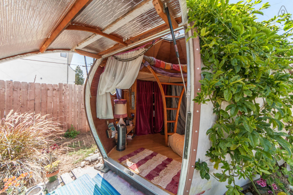 This Tiny House in Santa Monica Looks Ridiculously Cozy!