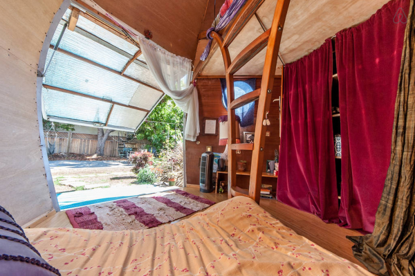 This Tiny House in Santa Monica Looks Ridiculously Cozy!