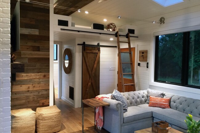 Tiny House in Hawaii by Tiny Heirloom Has a Surprisingly Cozy Inside