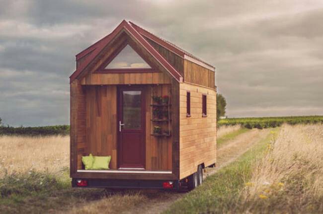 Baluchon’s Incredibly Cozy Tiny House Features a Warm and Rustic Color Scheme