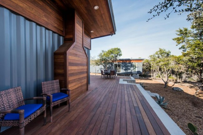 Weekend Retreat Out of Shipping Containers