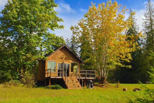 Cozy 400sf Tiny Cabin Called the “Pond Cottage” Embraces Beauty of Nature in Washington