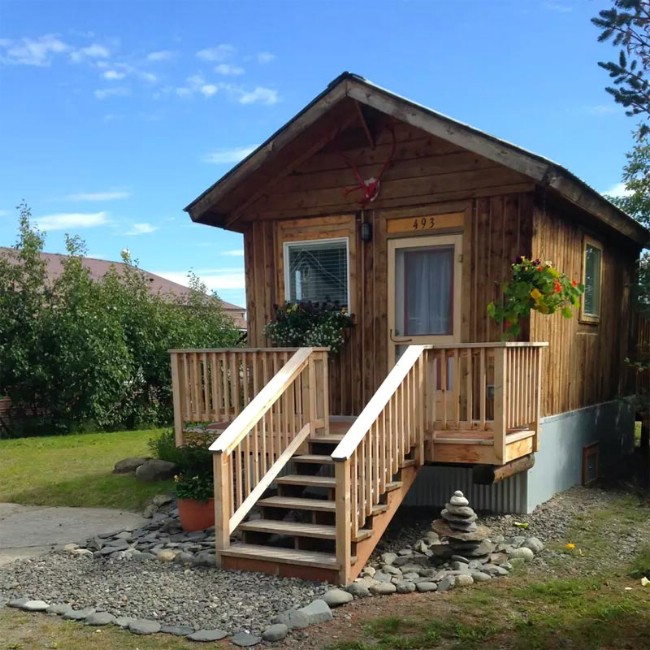 Tiny House with 300 Square Feet in Homer, Alaska is Open to Visitors