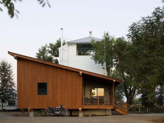 Yolo Tiny House in Sacramento Valley Gets Inspiration from Water Towers