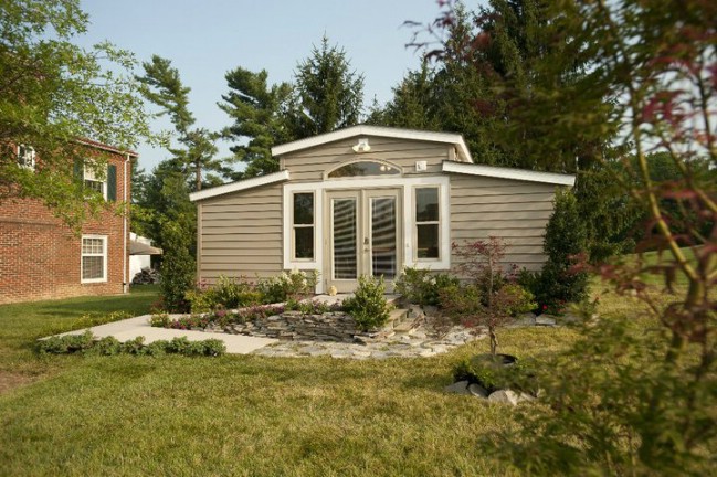 Backyard “Granny Pod” Tiny House Gives Families an Alternative to Nursing Homes for Aging Parents