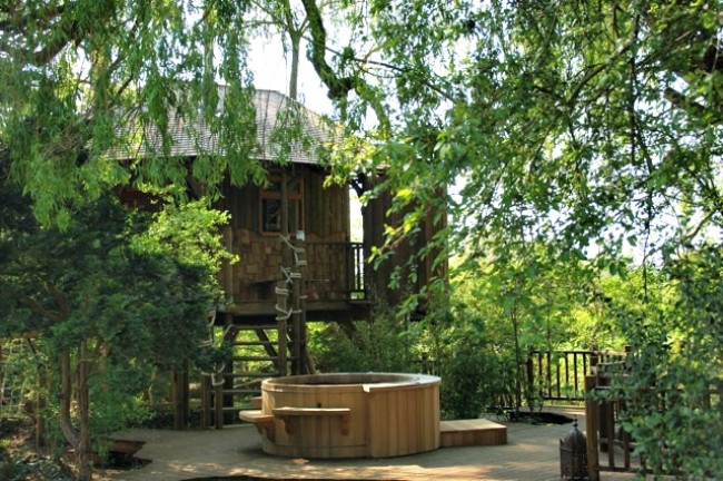 The Willow Nook Treehouse is Surrounded by Gorgeous Greenery