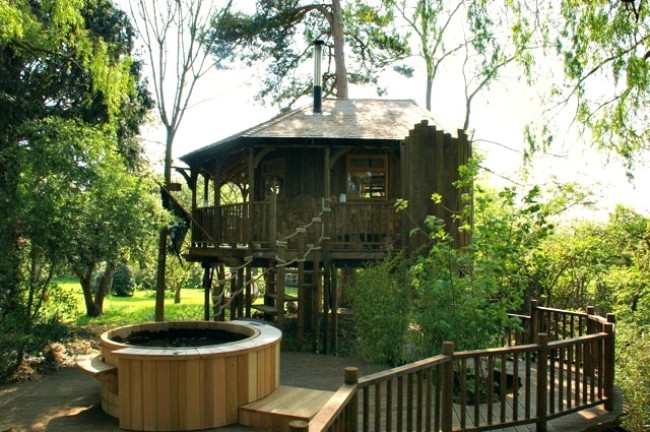 The Willow Nook Treehouse is Surrounded by Gorgeous Greenery
