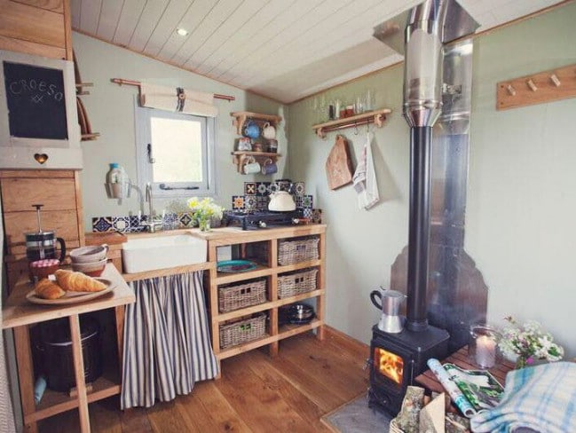 Burnt-Wood Cabin Is a Beautiful Rustic Camper With Some Glamorous Features