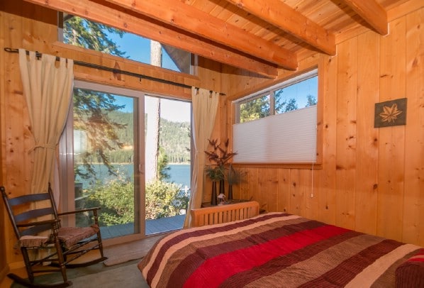 Stay in a Tiny Cabin With Tremendous Views
