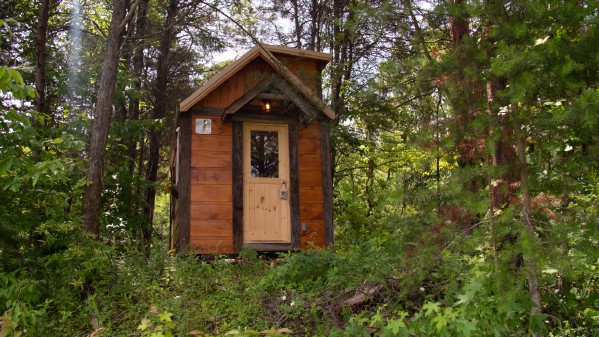 The Best Little Hen House is an Adorable Tiny House Measuring 8′ x 16′