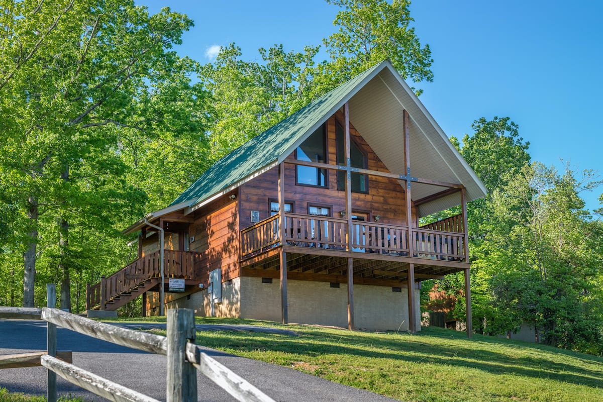 11. Cozy Dog-Friendly Cabin (Sevierville, Tennessee)