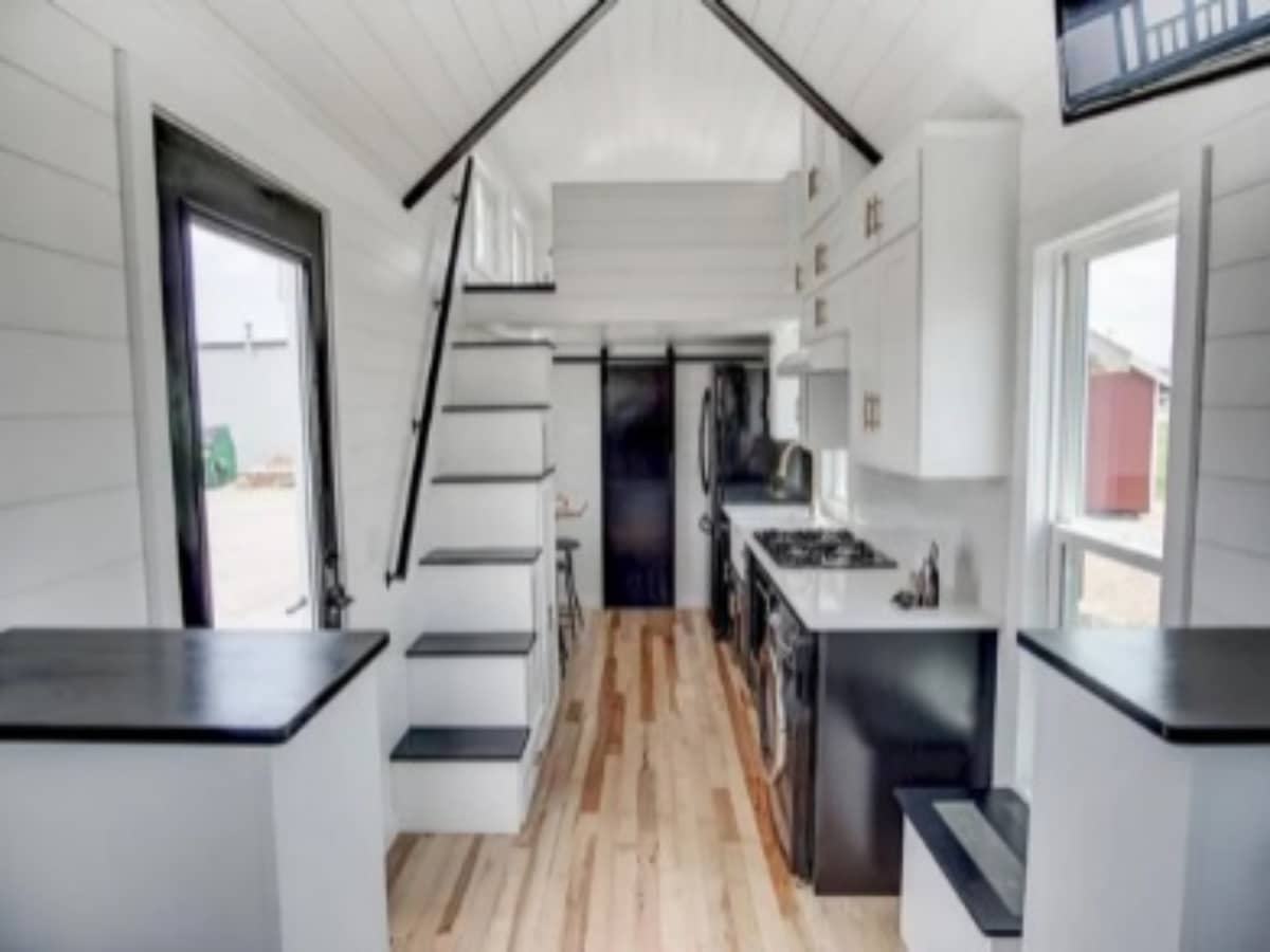 Black or White (Amazing Modern Tiny House Interior)