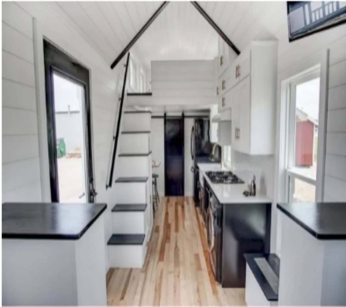 Black Or White (Amazing Modern Tiny House Interior)