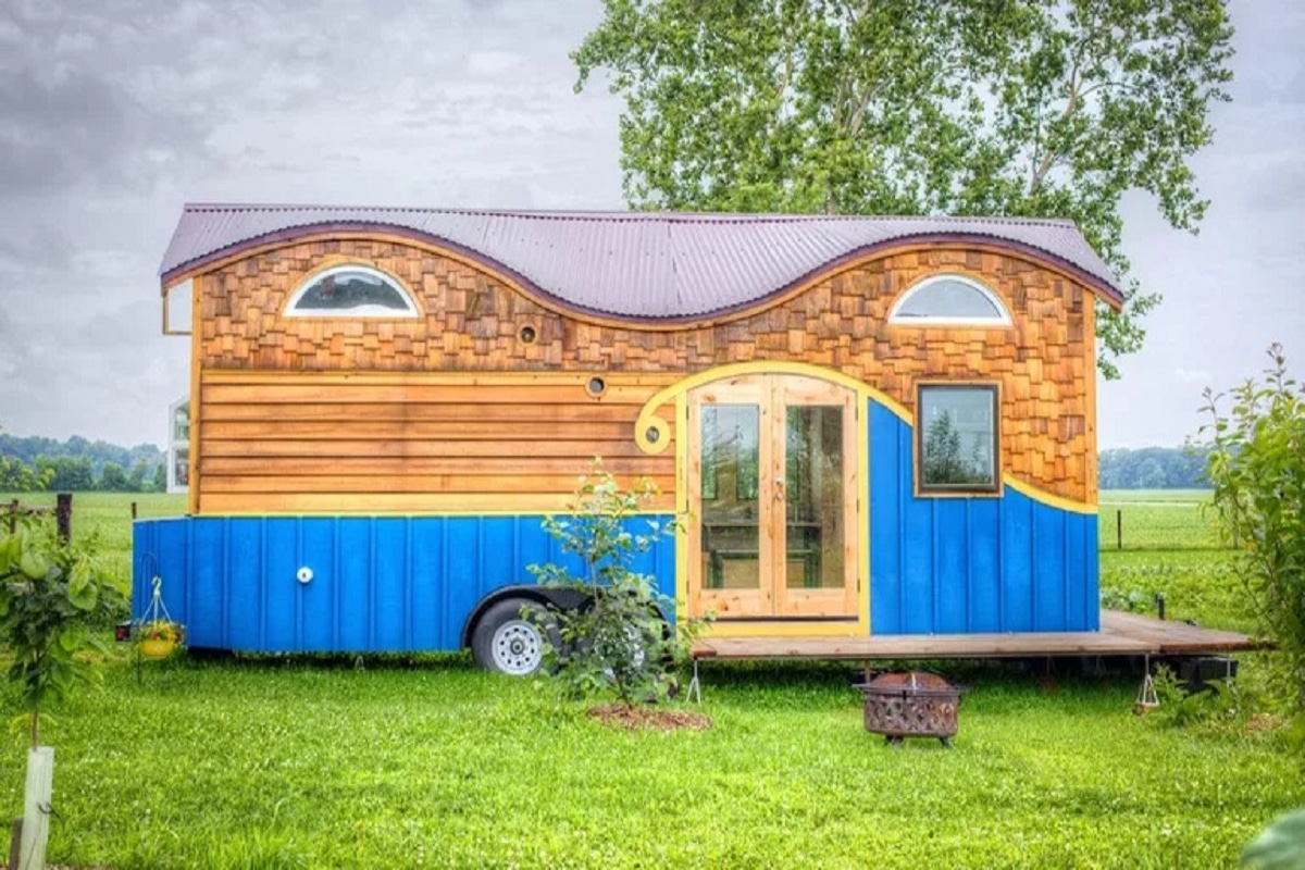 Blue and mahogany colored mobile home with wheels
