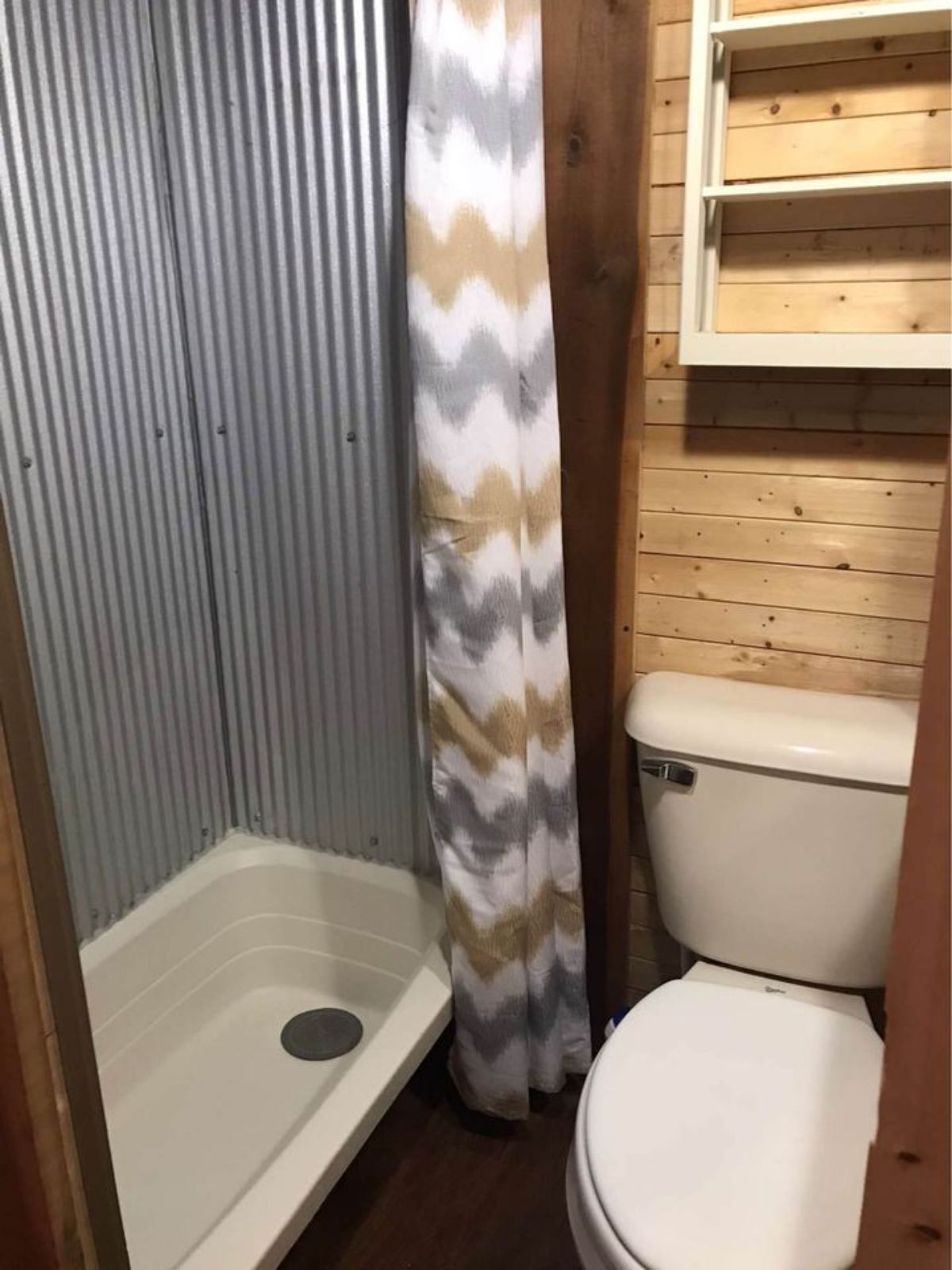 Toilet and shower bath tub of 16’ Mini House