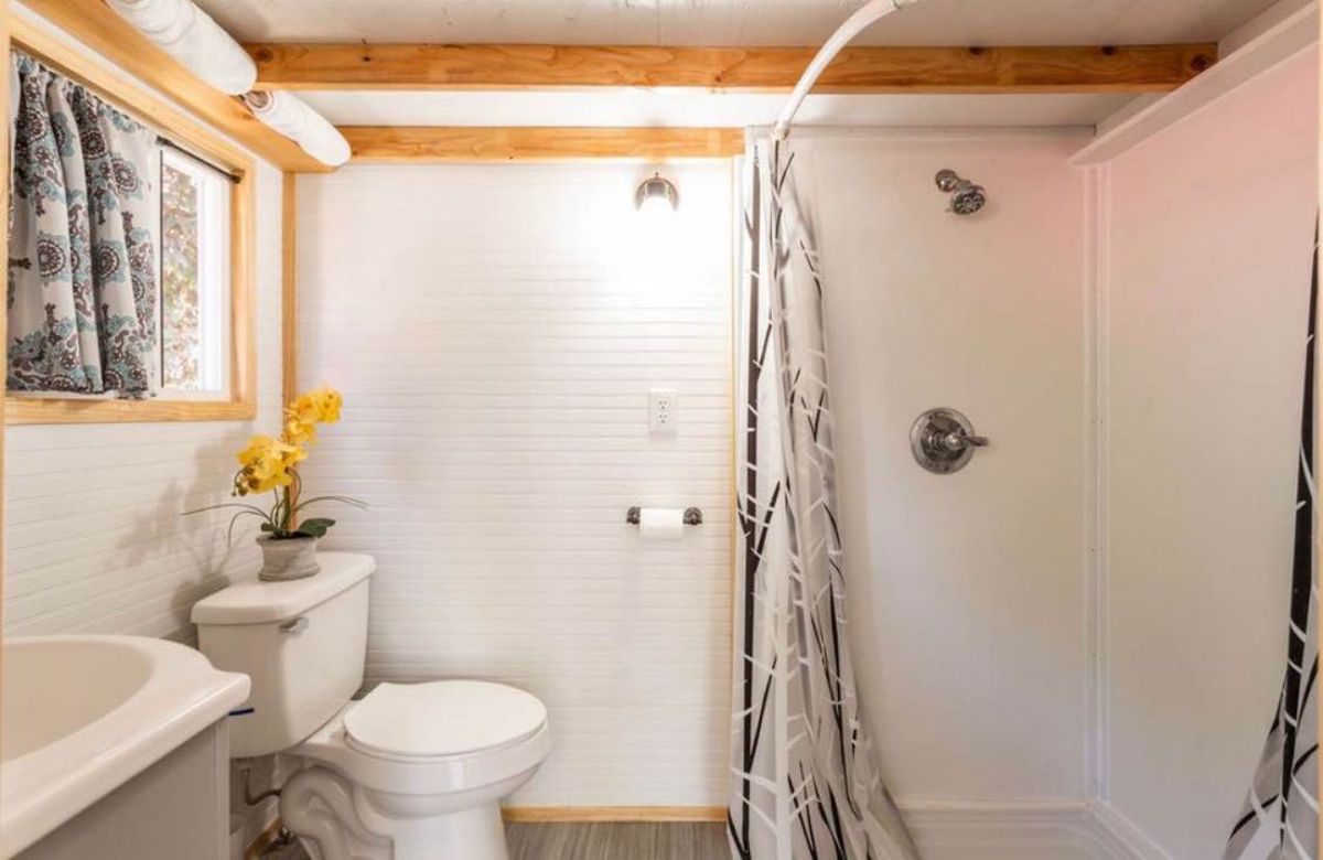 Bathroom, Toilet and sink of 18’ Cozy Tiny House