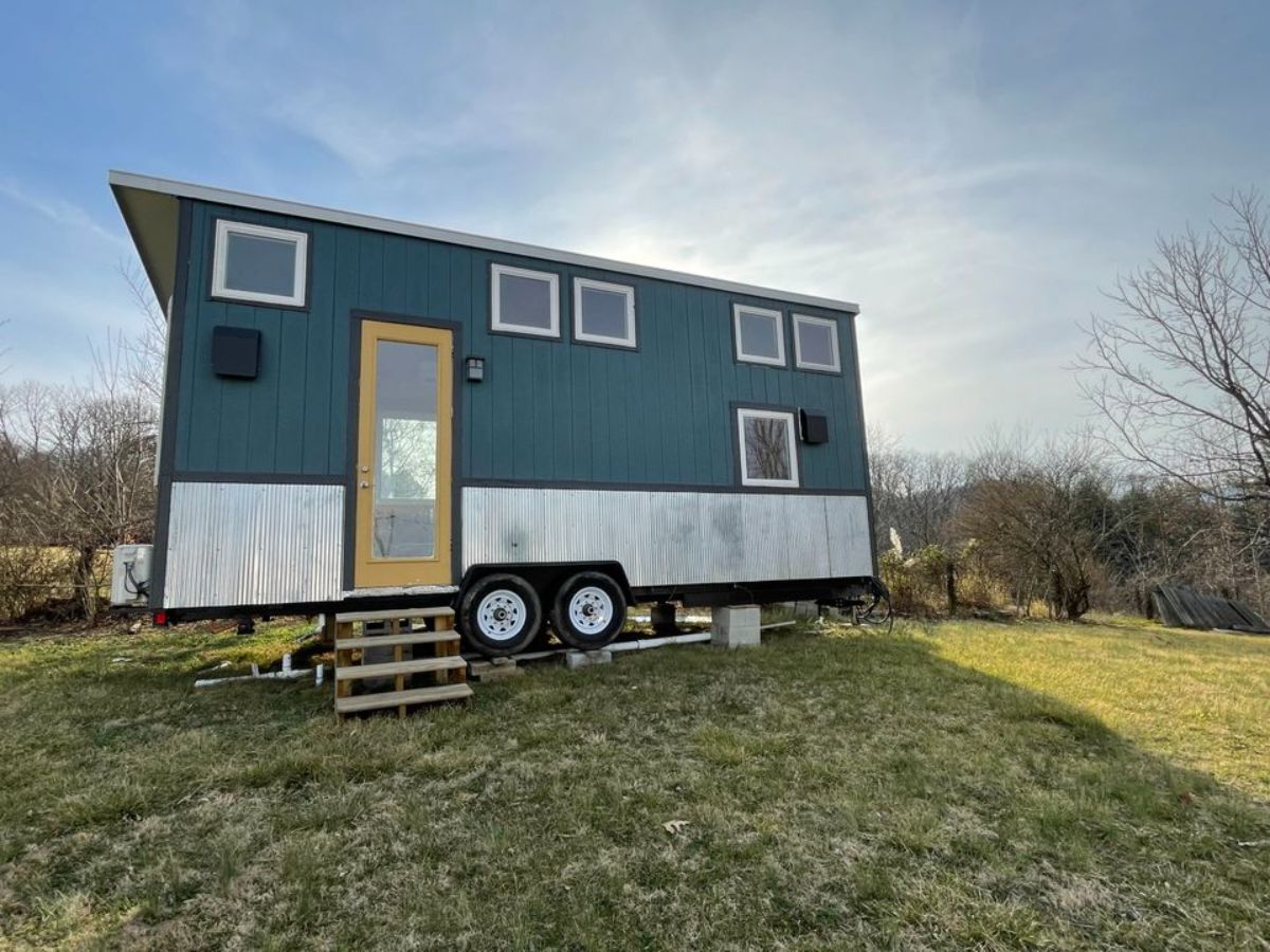 24’ Tiny House on Wheels from outside