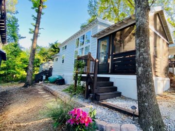 Featured Image of Gorgeous 395 sf Tiny House Could be Your Perfect Retirement Home