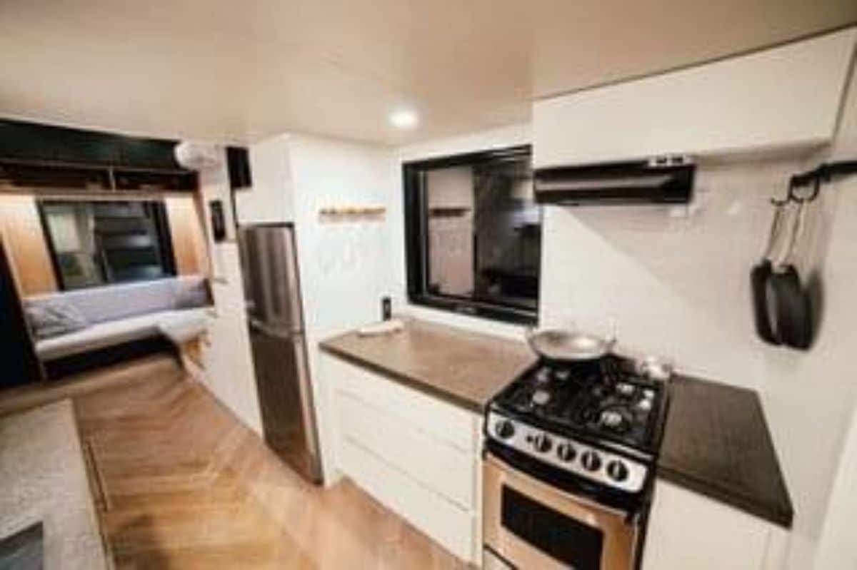 Well furnished and modern kitchen with refrigerator, dishwasher and oven