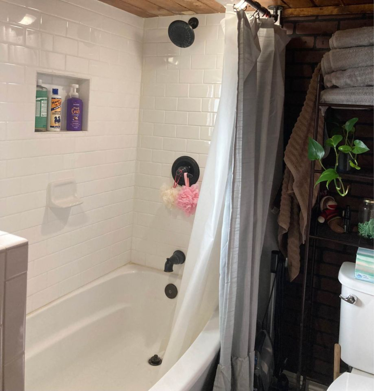 It has stylish bathtub in 30' Budget-Friendly Tiny House
