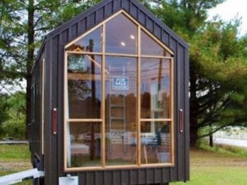 Featured Image of 221 sf Beautiful Tiny Home Has Large Windows, Open Floor Layout