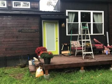 Featured Img of 400 sf Tiny House on Trailer Has Two Lofts, Detachable Deck