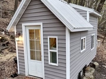 Featured Image of 22' Tiny Cabin is Spacious, Super Affordable