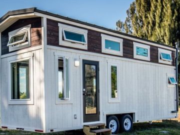 Featured Image of 26' Luxury Tiny Farmhouse Has Two Lofts