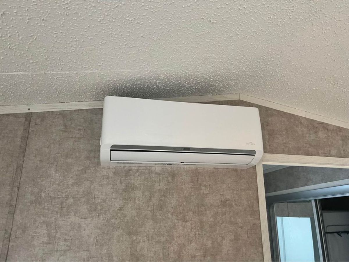 Spit air condition unit above the kitchen is also included into the deal