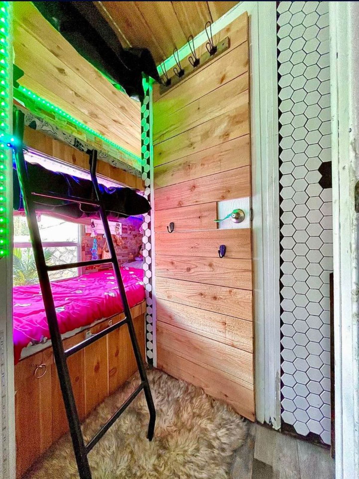 Double bunk beds on 1 side