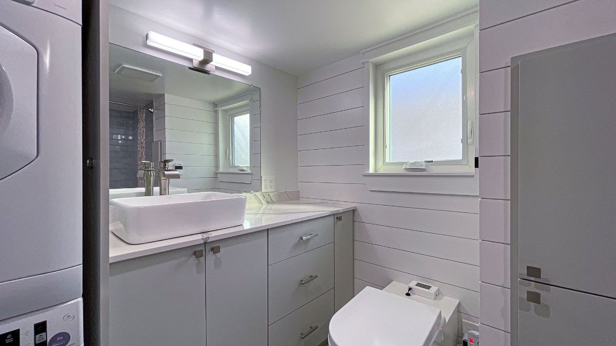 light gray and white walls in bathroom