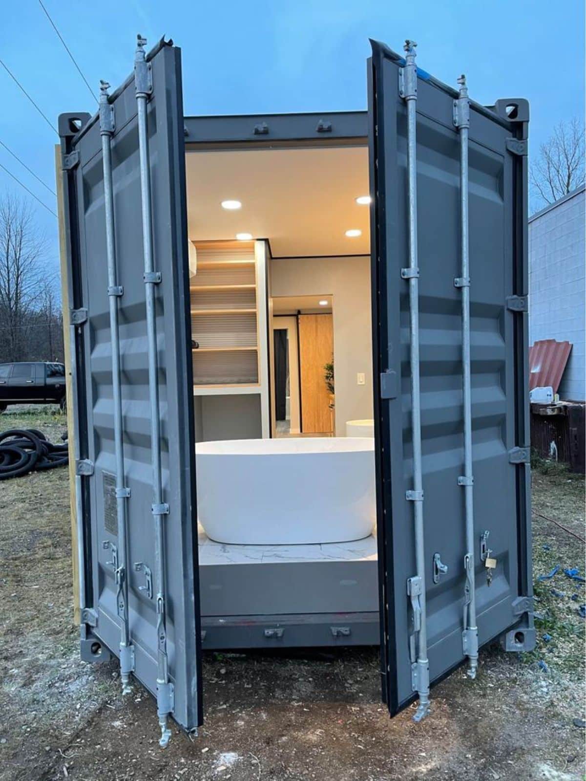 Bathtub from the container gate