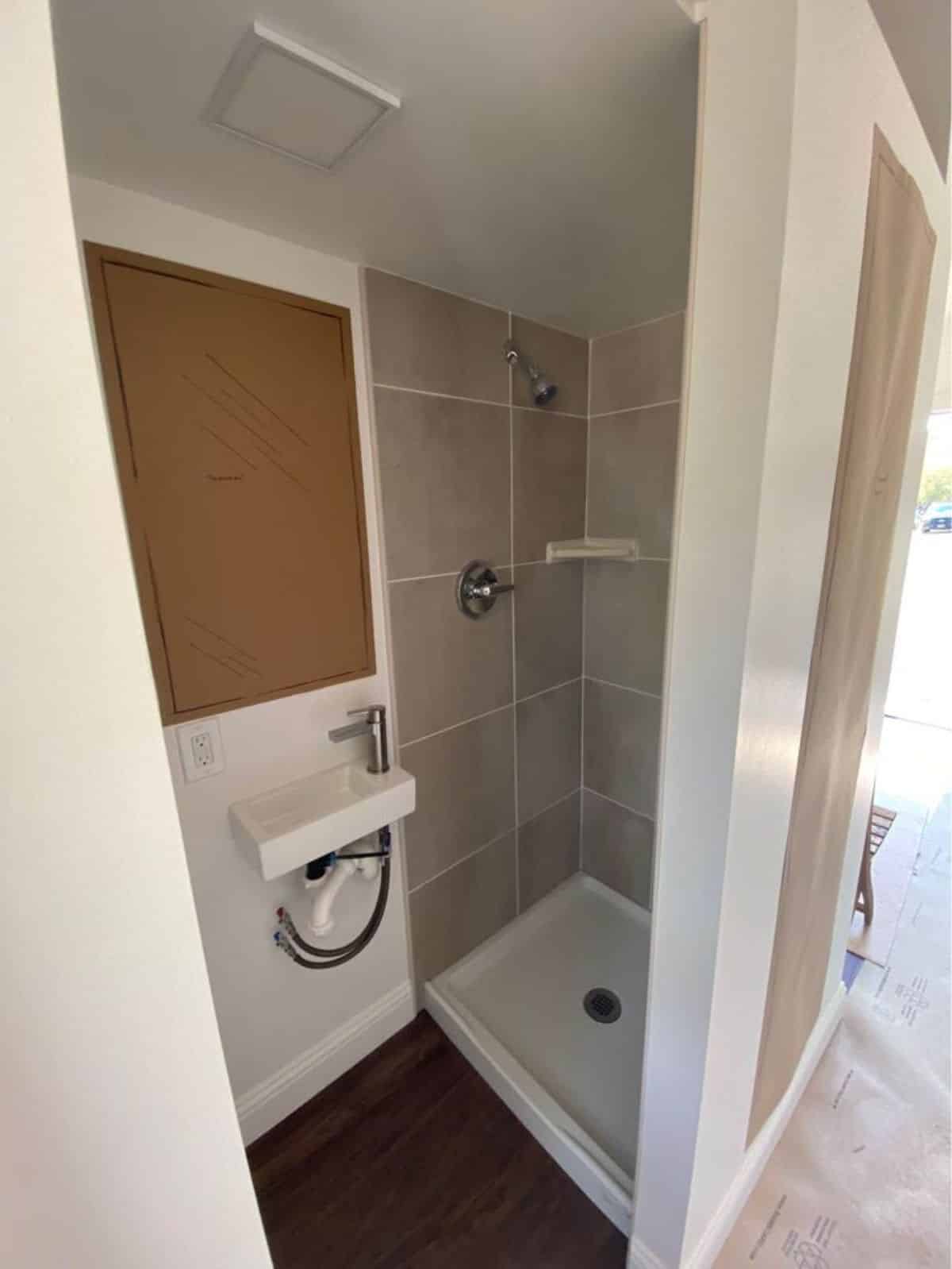 Separate shower area opposite to toilet