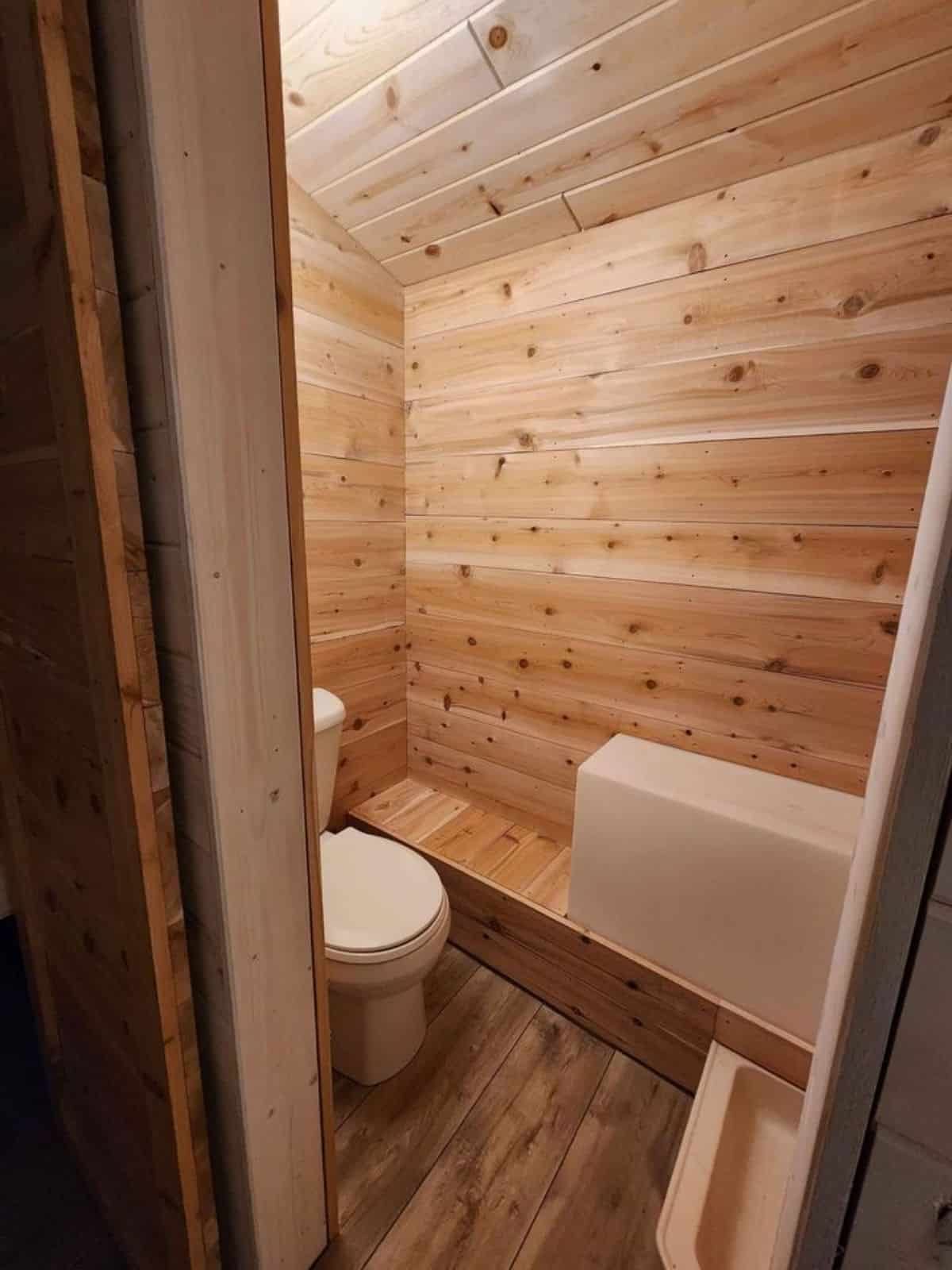 Compact bathroom with all the standard fittings