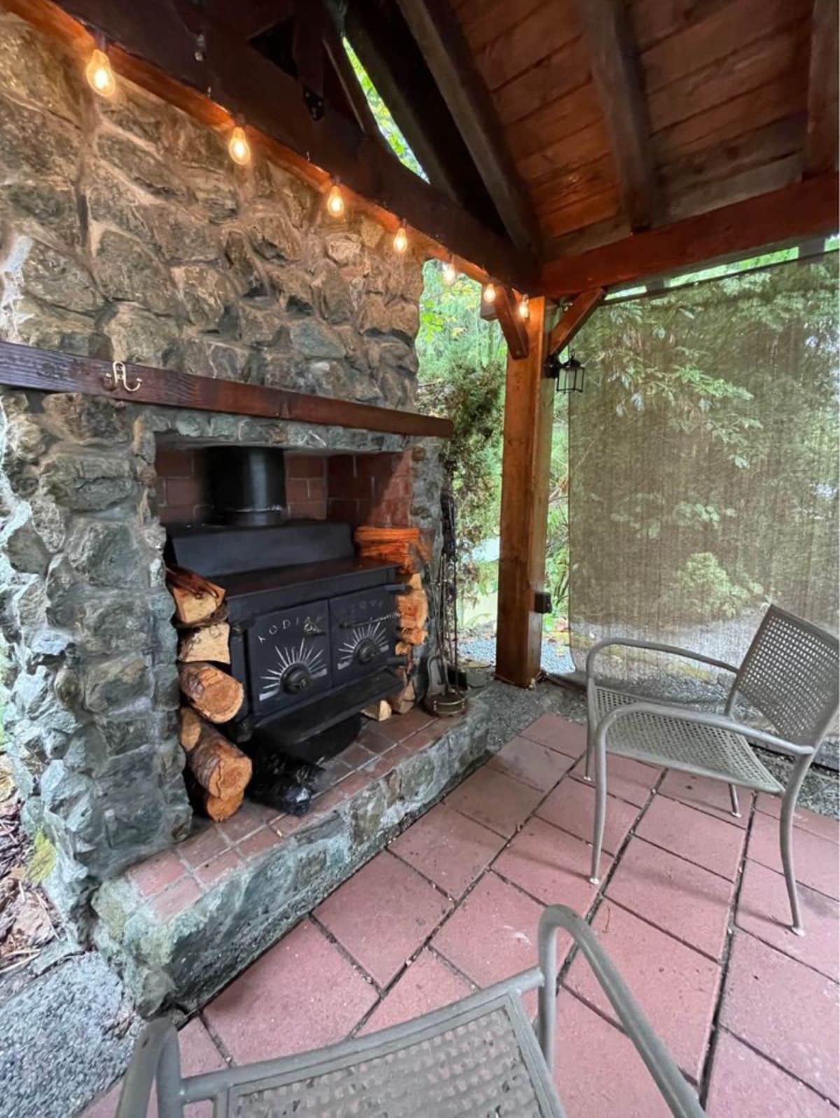 an electric fireplace in the shed makes it more rustic and elegant
