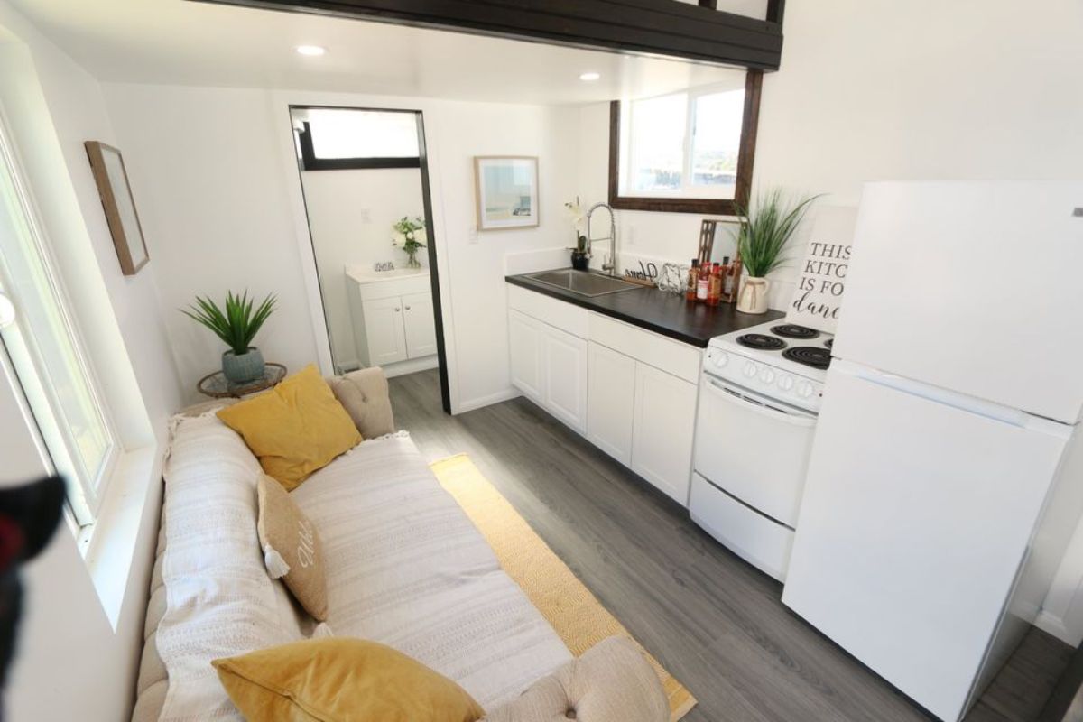 living area of 32’ tiny house cottage
