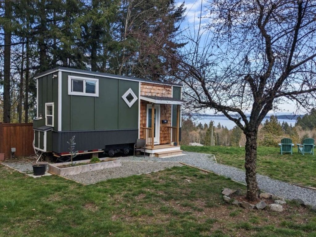 24' Tiny House In Canada Is Fully Equipped, Perfect For Flexible Living ...