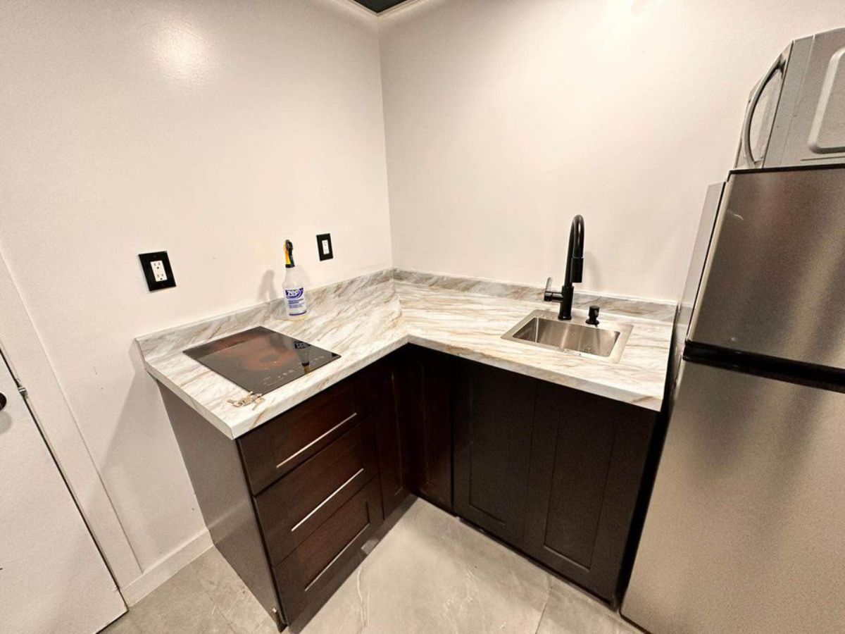 L shaped countertop in kitchen area