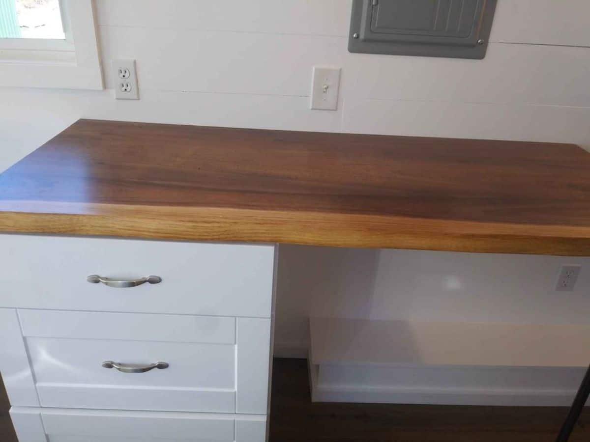 extension to the kitchen countertop can be your dining area