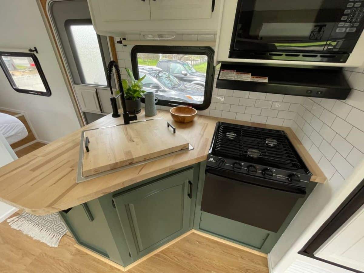 L shaped compact kitchen of 5th wheel trailer home