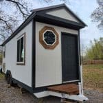 Featured Img of 25' Tiny House on Wheels Is a Super Affordable Dwelling With a Remodeled Interior!