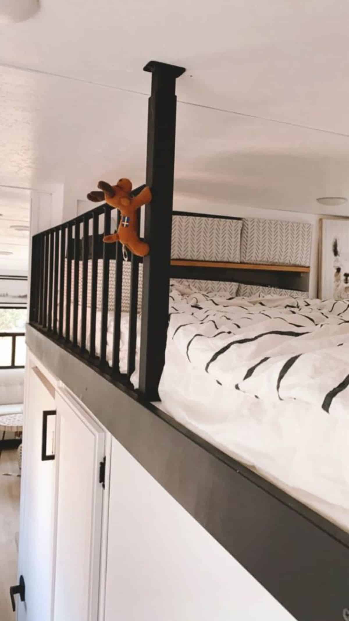 a small loft in the walkway can be the children's room
