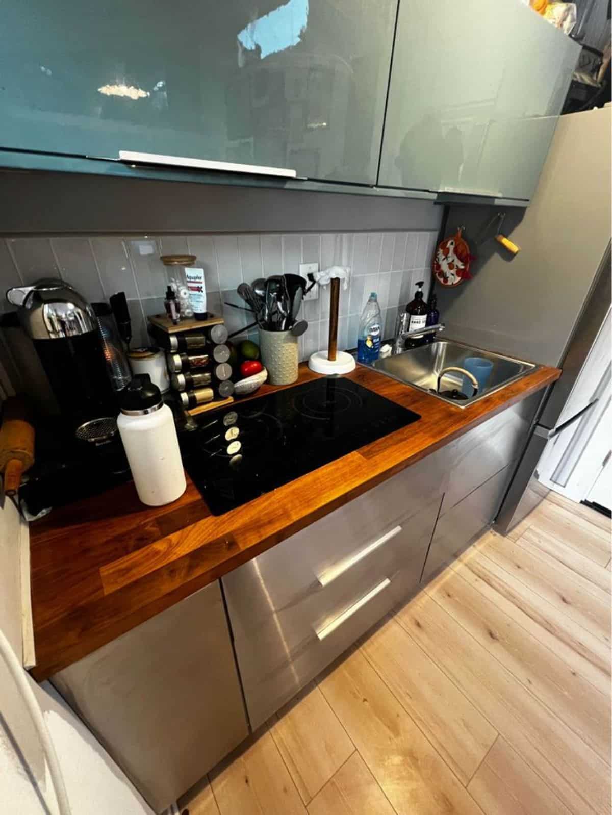 compact yet fully packed kitchen area