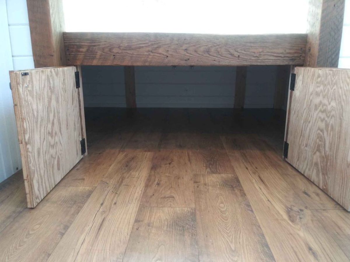 storage cabinets under the bed makes it more spacious