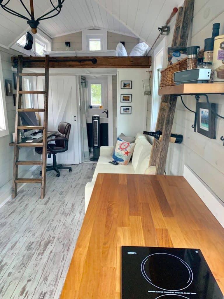 Furnished Tiny Home On Wheels Spans 24' - Doesn't Cost A Fortune ...