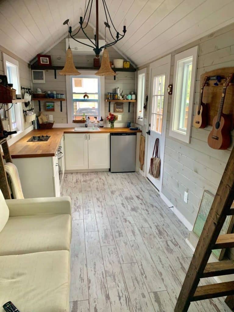 Furnished Tiny Home On Wheels Spans 24' - Doesn't Cost A Fortune ...