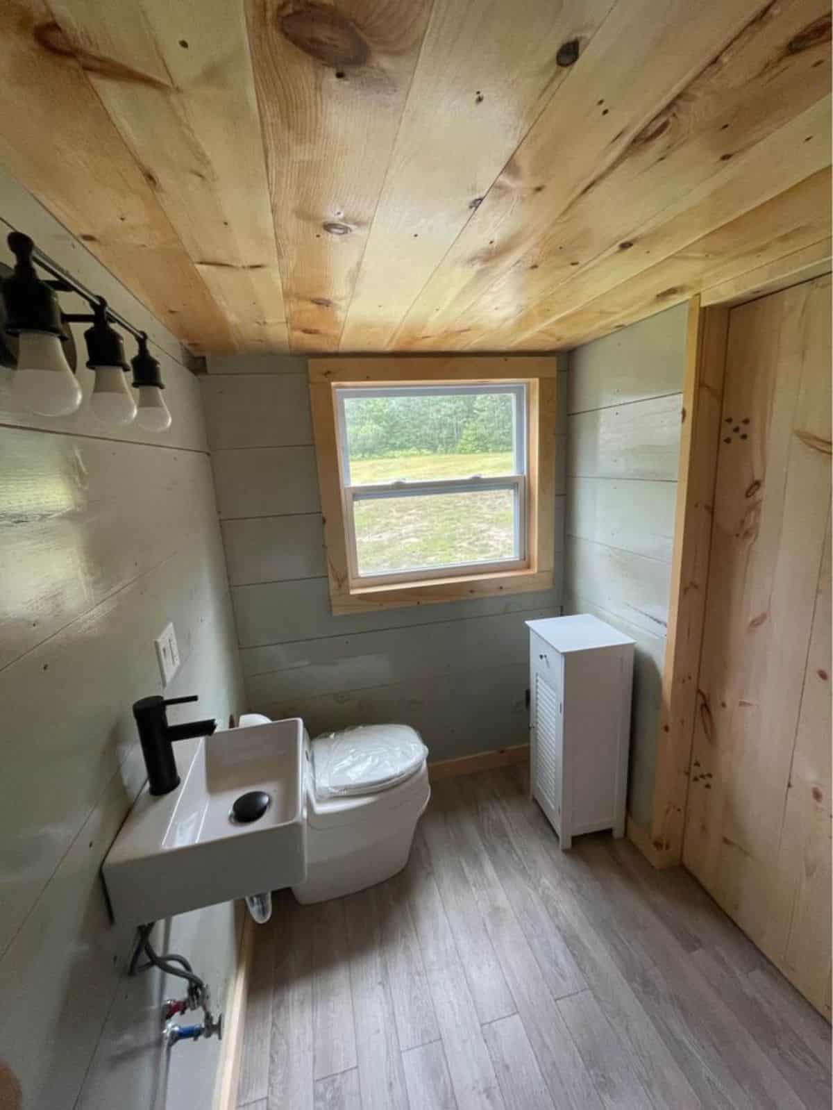 bathroom of tiny guest home has all the standard fittings