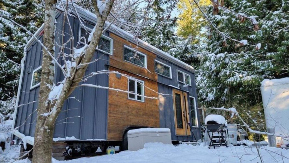 stunning 24' tiny mobile home in snow